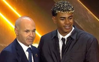 WTT总决赛：首个单打8强诞生！男乒名将一轮游，林昀儒4-2开门红