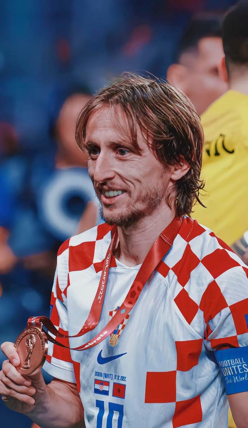 西甲半场：安东尼闪击，费兰戴帽，巴萨暂4-1贝蒂斯