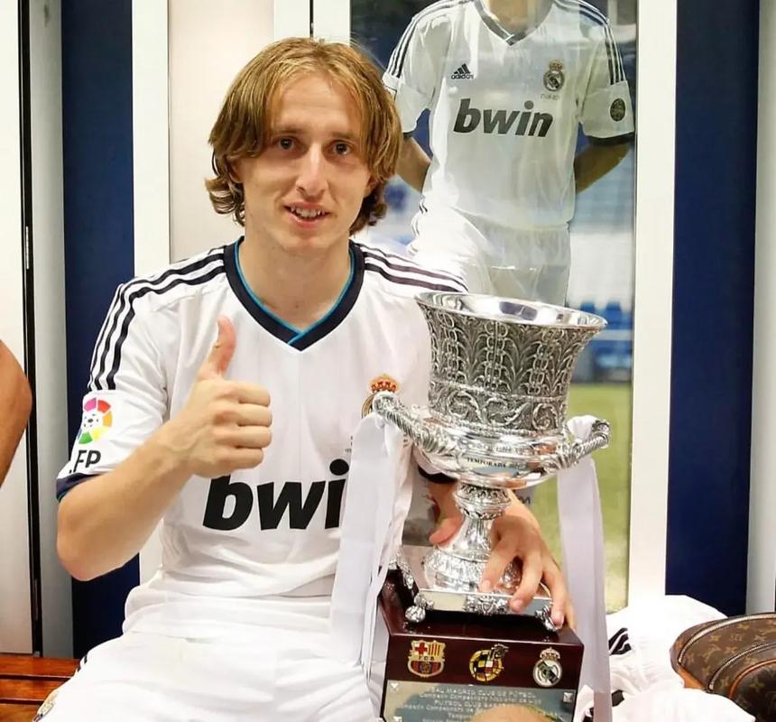 长春亚泰队启程出征青岛时，球迷用歌声为将士们送行